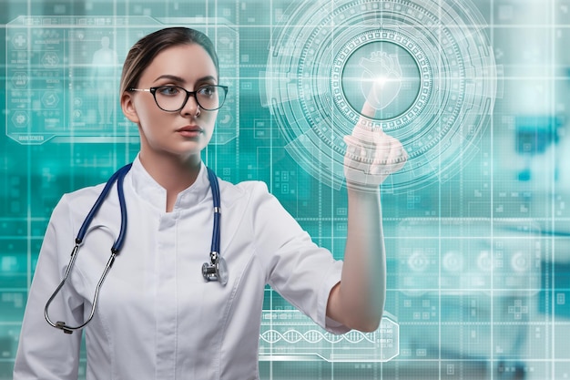 Foto médico da mulher apontando o conceito de exame cardíaco de interface futurista hud