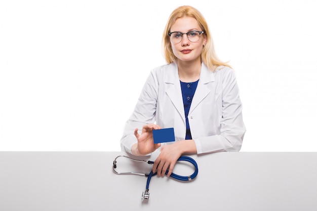 Médico da mulher com estetoscópio e cartão de visita