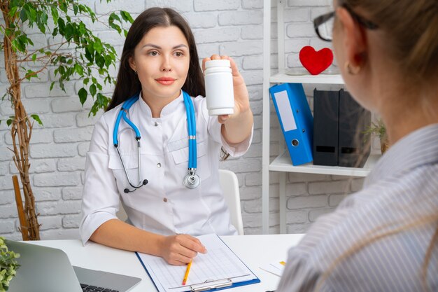 Médico da mulher que prescreve um medicamento para seu paciente no hospital