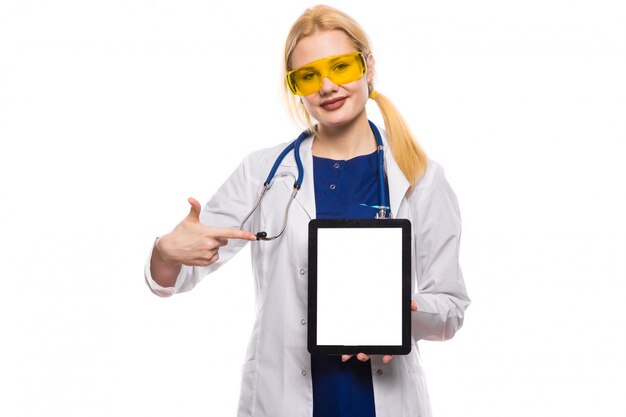 Médico da mulher vestindo jaleco branco com tablet