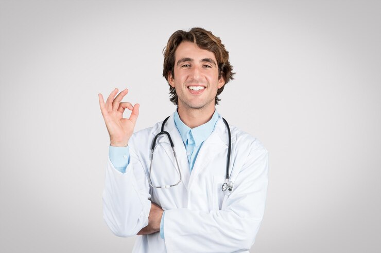 El médico da una señal de que está bien que simboliza la buena salud