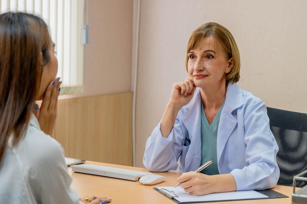 Médico dando conselhos a uma paciente do sexo feminino