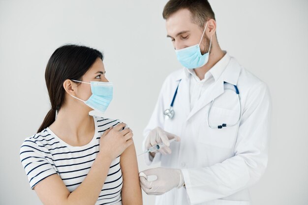 Foto médico dando una inyección al hombro del paciente hospital de vacunación de salud foto de alta calidad