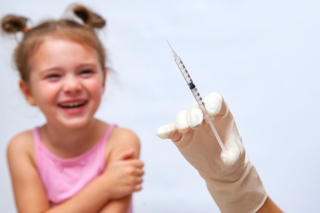 Médico, dando uma vacina de injeção para uma garota.