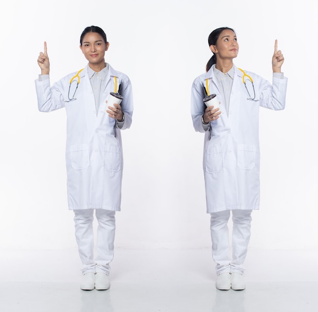 Médico de clínica de mulher asiática de 20 anos de comprimento total apontando o dedo para cima no ar