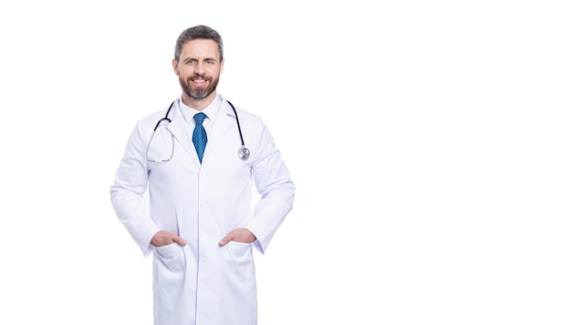 médico de clínica geral com estetoscópio medicina cuidados de saúde e pessoas conceito médico praticante no hospital médico praticante confiante de pé no escritório médico espaço de cópia