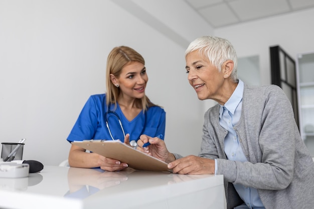 Médico de conceito médico e de saúde com paciente no hospital Médico trabalhando no consultório e ouvindo o paciente, ela está explicando seus sintomas, conceito de cuidados de saúde e assistência