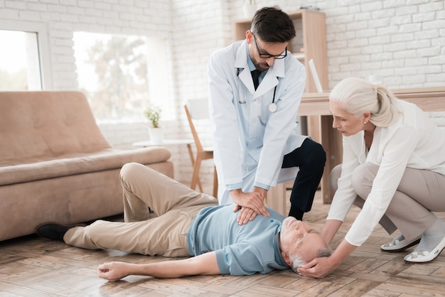 Médico de emergência faz CPR para o homem idoso.