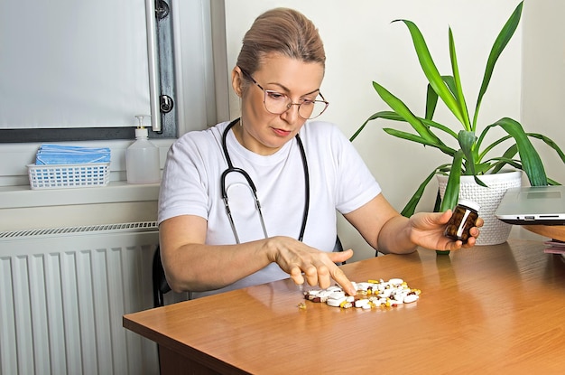 Médico de família separa pílulas examina drogas farmacêuticas Farmacêutico examinando tratamento de drogas