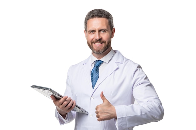 Médico de homem feliz dando o polegar para cima Médico de telessaúde usando serviços de telessaúde tablet