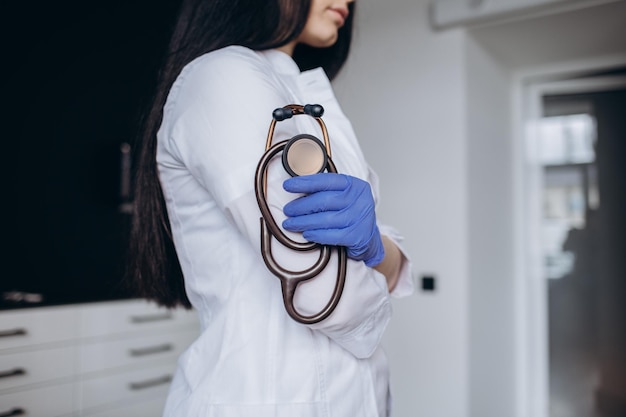 Médico de medicina com estetoscópio à disposição no fundo do hospital tecnologia médica cuidados de saúde e conceito médico