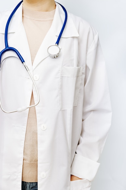 Médico de medicina fechar jaleco branco com estetoscópio, saúde