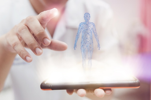 Médico de medicina tocando a interface de tela virtual de holograma humano na interface de tela virtual moderna do smartphone problema de saúde e conceito de tecnologia médica