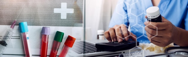 Médico de medicina tocando tablet Tecnologia médica e conceito futurista