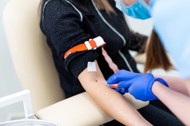 Médico de medicina tomando sangue de mão. Injeção hospitalar moderna com agulha.