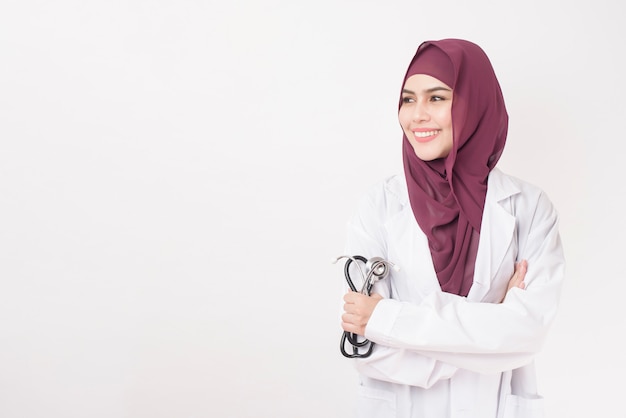 Médico de mulher bonita com retrato de hijab na parede branca