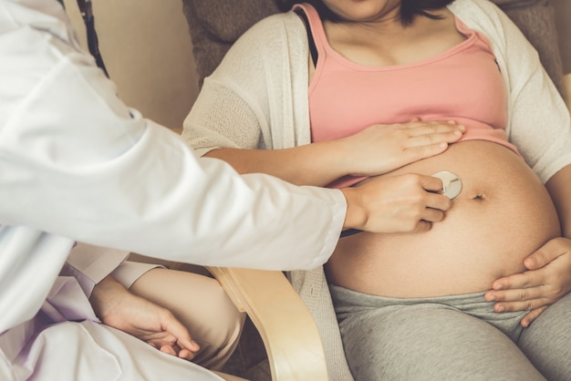 Médico de mulher grávida e ginecologista no Hospital