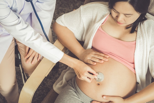 Médico de mulher grávida e ginecologista no hospital