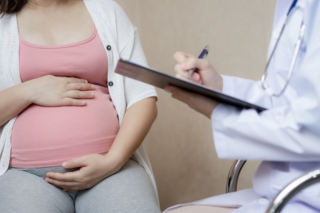 Médico de mulher grávida e ginecologista no Hospital