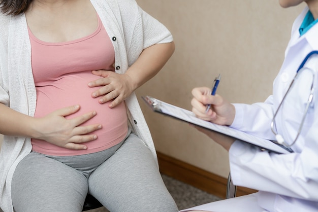 Médico de mulher grávida e ginecologista no hospital