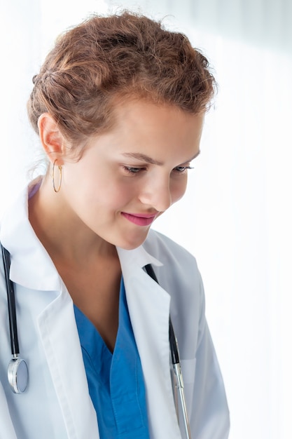 Foto médico de mulher sorridente em um hospital