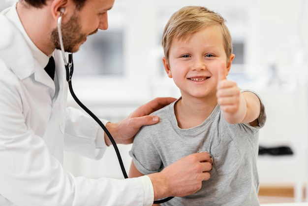 Médico de perto examinando criança