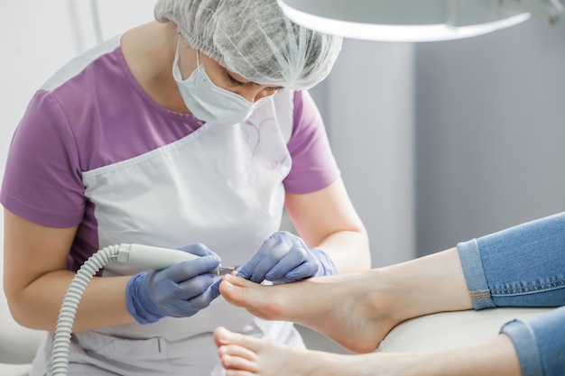 Médico de podologia. Tratamento de pés e unhas.