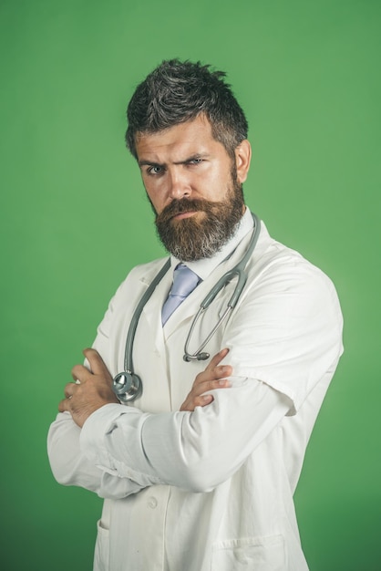 Médico de saúde e conceito de pessoas confiante médico sério com estetoscópio com as mãos postas