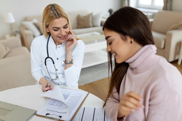 Médico de saúde e conceito médico com paciente no hospital Médico trabalhando no escritório e ouvindo o paciente, ela está explicando seus sintomas de saúde e conceito de assistência