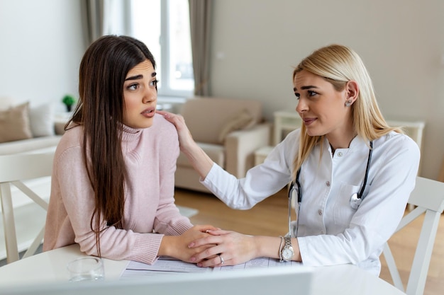 Médico de saúde e conceito médico com paciente no hospital Médico trabalhando no escritório e ouvindo o paciente, ela está explicando seus sintomas de saúde e conceito de assistência