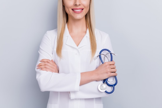 médico de terno branco segurando um estetoscópio