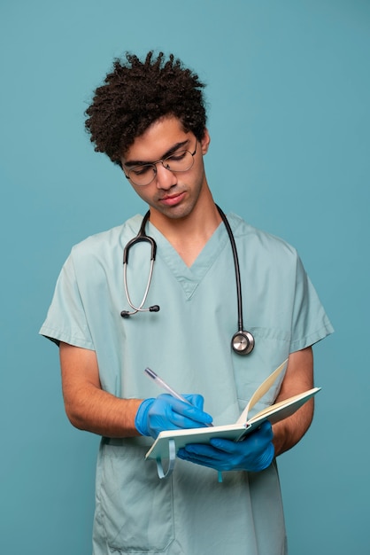 Foto médico de tiro médio tomando notas