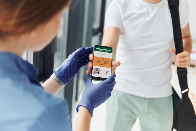 Médico de uniforme fazendo vacinação para o paciente