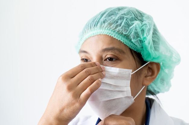 Médico debajo de la mascarilla que cubre la boca y la nariz.