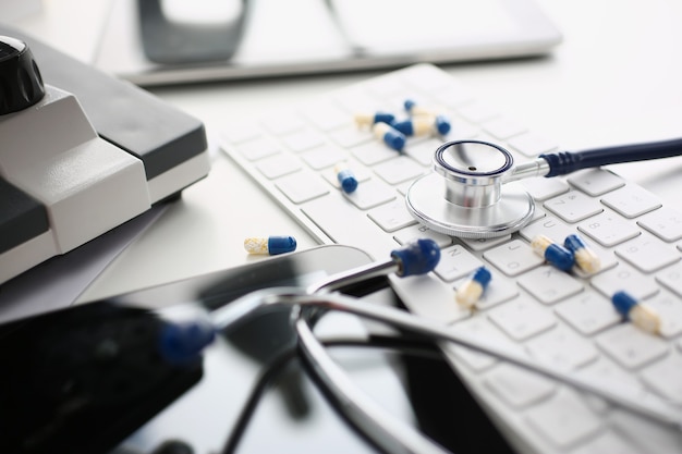 Foto médico deixou bagunça na mesa