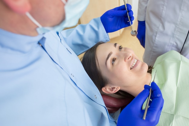 Médico dentista com um paciente na clínica