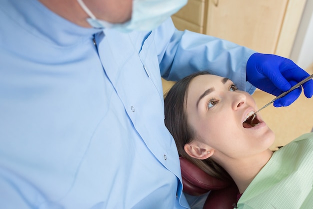 Médico dentista com um paciente na clínica