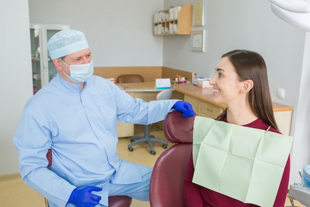 Médico dentista com um paciente na clínica
