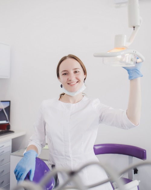 Médico dentista feliz con equipo dental