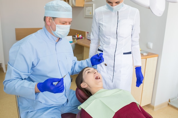 Médico dentista con un paciente en clínica