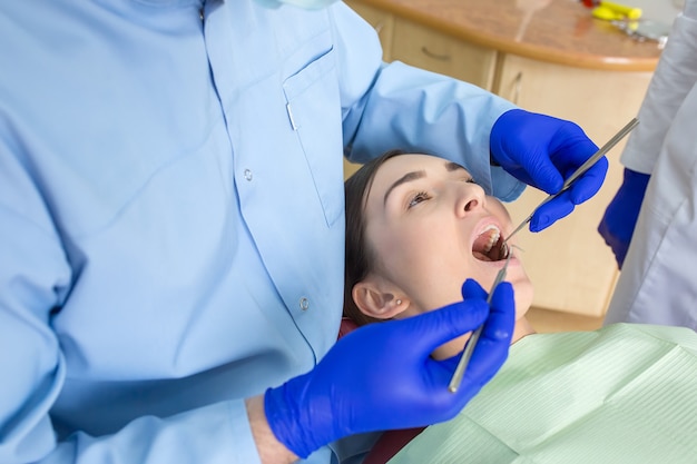 Foto médico dentista con un paciente en clínica