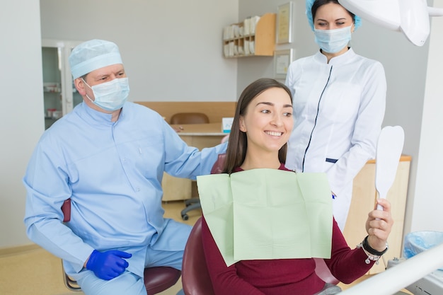 Médico dentista con un paciente en clínica