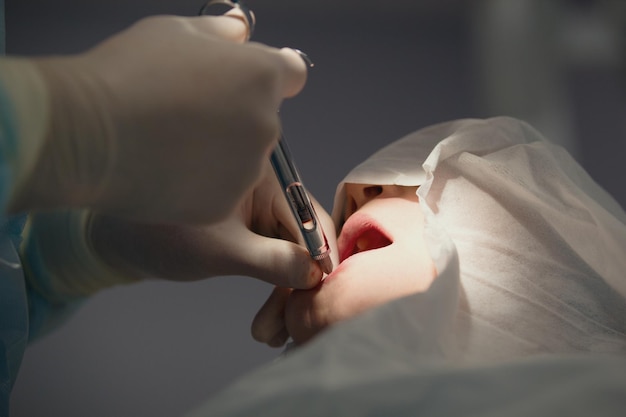 Foto médico dentista realiza un procedimiento de anestesia antes de la cirugía de estomatología, cerrar