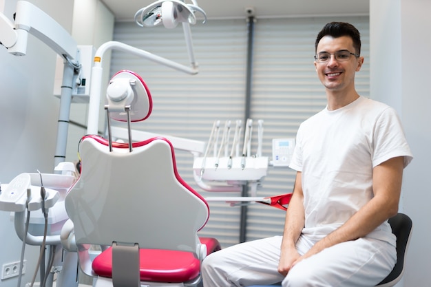 Médico dentista sentado en la oficina