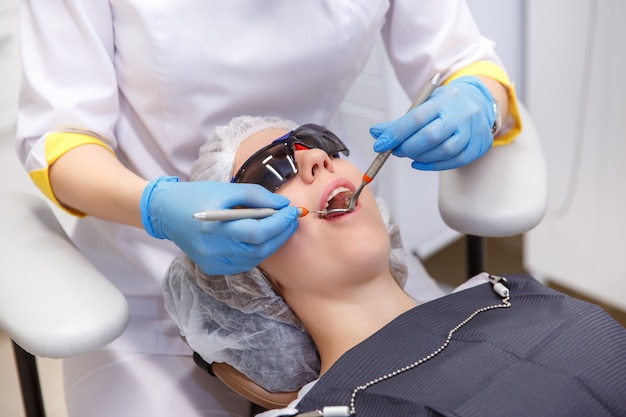 Médico dentista trata los dientes de una niña