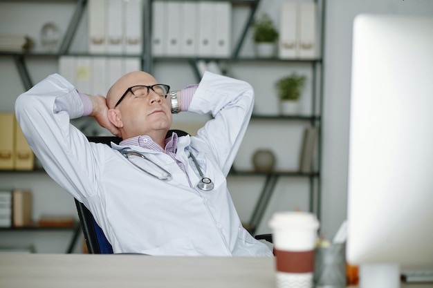 Foto médico descansando depois de muito trabalho