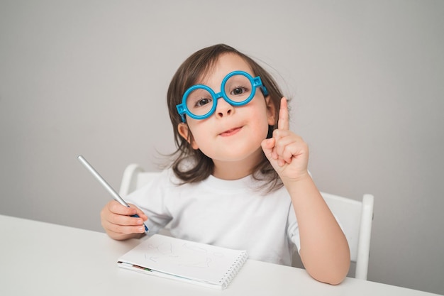 El médico dice cómo tratar a todos el niño está jugando al doctor gracioso un niño con gafas escribe s ...