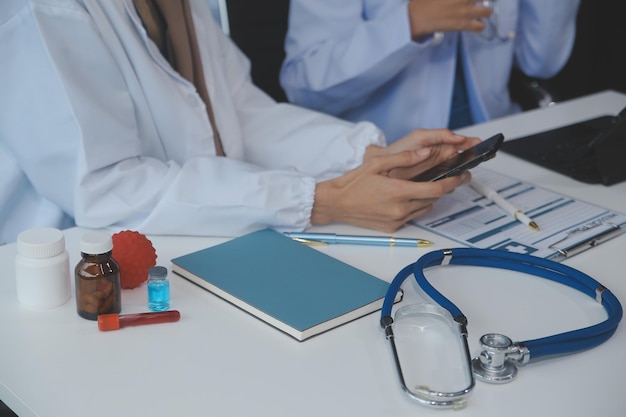 El médico discute el diagnóstico durante la reunión Grupo de médicos discutiendo el asunto del trabajo en la oficina en el trabajo El equipo médico discute las opciones de tratamiento con el paciente