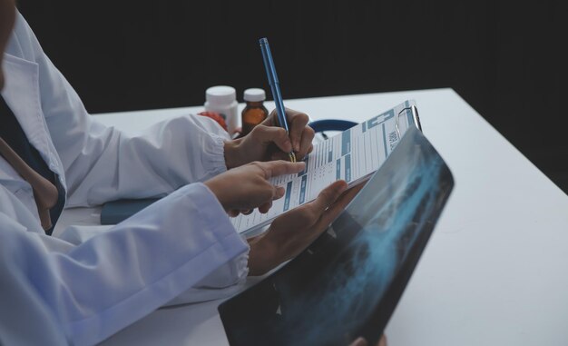 Foto el médico discute el diagnóstico durante la reunión grupo de médicos discutiendo el asunto del trabajo en la oficina en el trabajo el equipo médico discute las opciones de tratamiento con el paciente