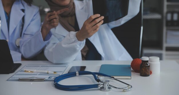 El médico discute el diagnóstico durante la reunión Grupo de médicos discutiendo el asunto del trabajo en la oficina en el trabajo El equipo médico discute las opciones de tratamiento con el paciente